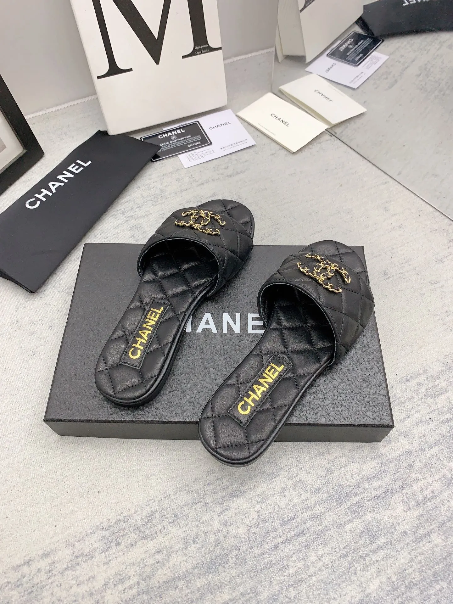 👟👟Ex-factory price 440👟👟 (high version) [CHANEL] Chanel 2023AW super popular heavy craft hardware buckle motorcycle series💃🏻💃🏻💃🏻 ⚡️Authentic grade⚡️Top-grade version~ It is not on the same level as any version of the spot version in the domestic market. It is absolutely corresponding to the genuine product🤘🏻🤘🏻The original top-grade genuine leather sole is a real heavy craftsmanship and is OEMed by top domestic partners and costs a lot of money! There are more details, including hardware buckles, which are completely corresponding to the genuine products. You can compare them at the counter at will ✅ Upper: sheepskin ✅ Inner: imported sheepskin.. ✅ Outsole: genuine leather ✅ Heel height: flat ✅ Size: 35 to 40